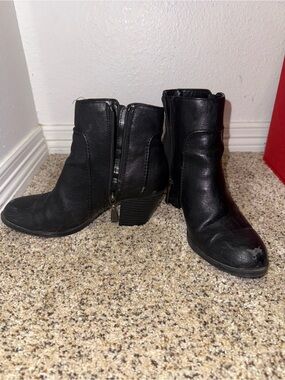 VERY WELL WORN Black Women's Ankle Booties with Side Zipper
